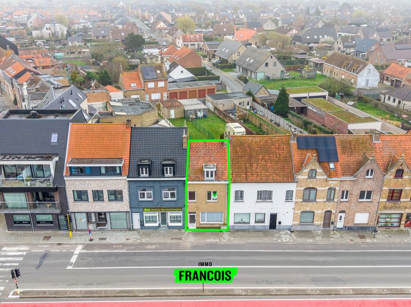 Cette spacieuse maison en rangée de quatre chambres offre un énorme potentiel pour qui souhaite rénover selon ses goûts.<br />
La maison dispose dun j