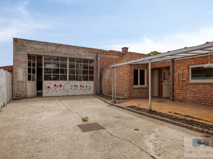 Veelzijdige woning met ruim magazijn (612 m²) op gunstig perceel van 1264&amp;nbsp;m² te Keerbergen.<br />
<br />
Deze voormalige Citroën garage bevindt z