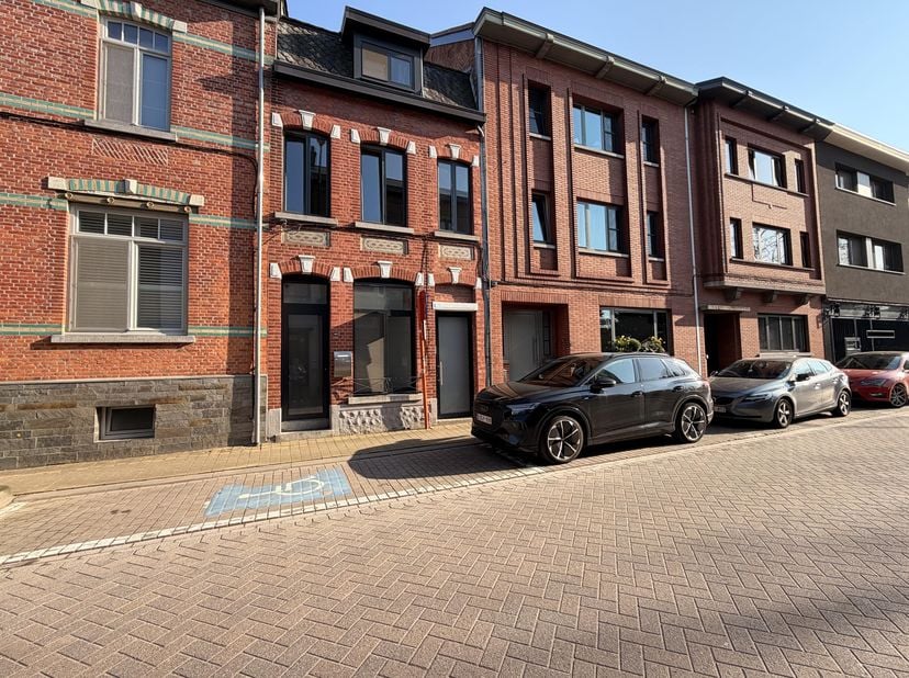 CONTACT&amp;nbsp;<br />
Jeroen Vandormael: jeroen@vastgoedvalkenborgh.be&amp;nbsp;<br />
<br />
**Voor deze woning wordt een eerste gezamenlijk bezoekmoment g