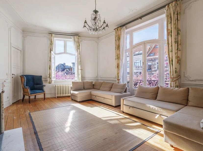 Le bien est en société on vend le bien.<br />
Maison d'angle construite en 1912, située au coin avenue E. Max 57 et Rue Victor Oudart 29 deux entrées