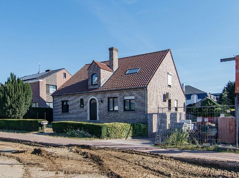 Riante instapklare gezinswoning met 5 slaapkamers op een vlot bereikbare locatie in het centrum van Kortessem (Hasselt)&amp;nbsp;<br />
<br />
TROEVEN:&amp;nb