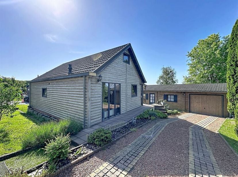 Deux terrains, deux habitations, une vente...<br />
Superbes chalets situés à Fourbechies !!!<br />
La première habitation est composée comme suit : e