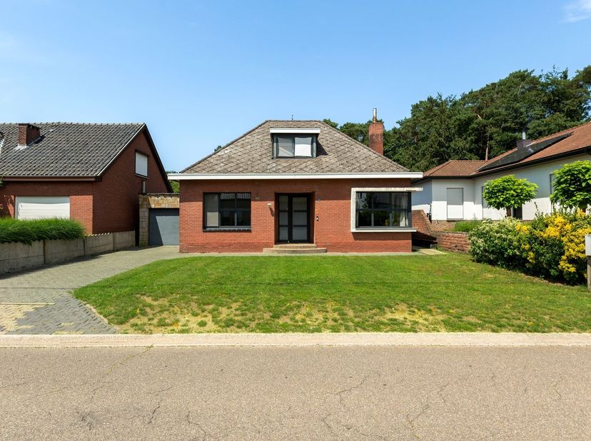 Woning met 4 slpk op prachtig perceel van 10a 21ca<br />
<br />
Bent u op zoek naar een woning die u volledig naar eigen smaak kunt renoveren/modern