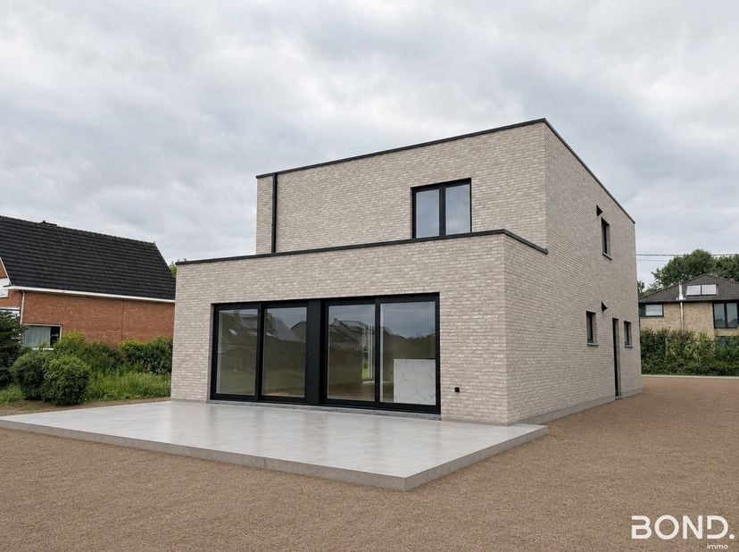 PASSIEVE NIEUWBOUWVILLA MET 4 SLAAPKAMERS + BUREAU<br />
Prachtige energiezuinige nieuwbouwvilla in open bebouwing, volledig afgewerkt met hoogwaardig