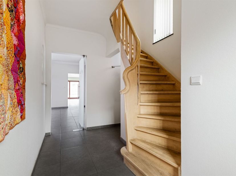 Gezinswoning met 4 slaapkamers, garage en tuin<br />
Deze gezinswoning met 4 slaapkamers biedt dankzij de ruime indeling, garage en tuin heel wat moge