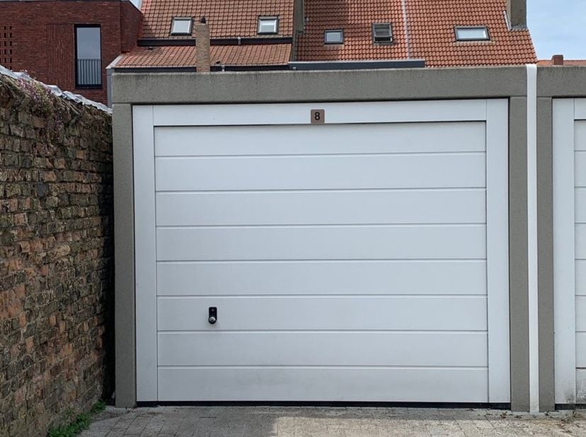 Dubbele garagebox (achter elkaar) - 2.8m breed en 11.60m diep. Voorzien van een manuele poort.&amp;nbsp;<br />
Gelegen op het binnenplein van het gebouw.&amp;