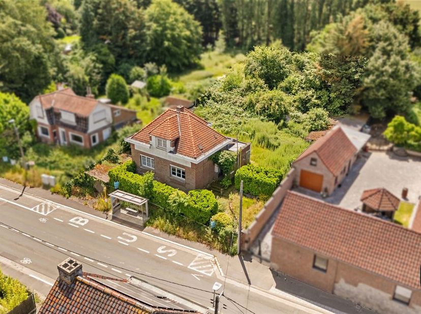 Deze te renoveren woning met aangename tuin is mooi en goed gelegen en biedt enorm veel potentieel. <br />
Omheinde tuin, handige oprit, en een degeli