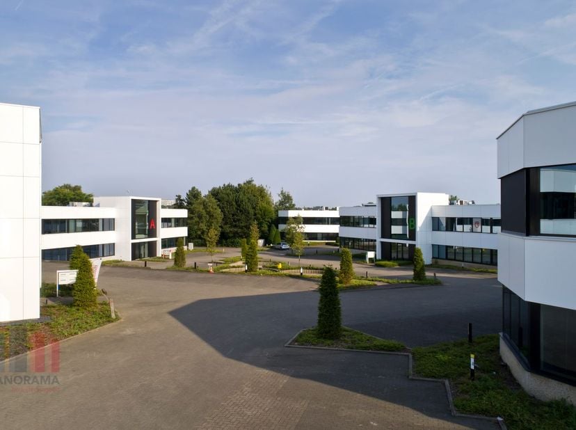 Instapklare kantoorruimte van 135 m² in Groot-Bijgaarden<br />
Deze instapklare kantoorruimte geniet van een strategische ligging op slechts 700 meter