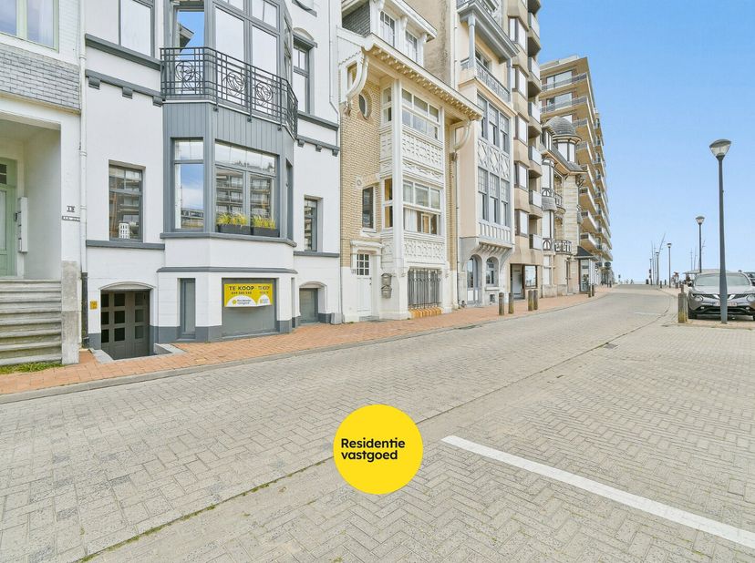 Dit charmante appartement bevindt zich in een kleinschalig gebouw zonder syndicus en biedt, na een opfrissing, heel wat potentieel als tweede verblijf