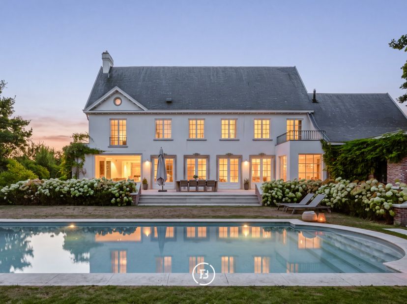 Deze karaktervolle Franse villa, ontworpen door architect Jules Delarue, onderging in 2021 een totaalrenovatie waarbij authenticiteit en hedendaags co