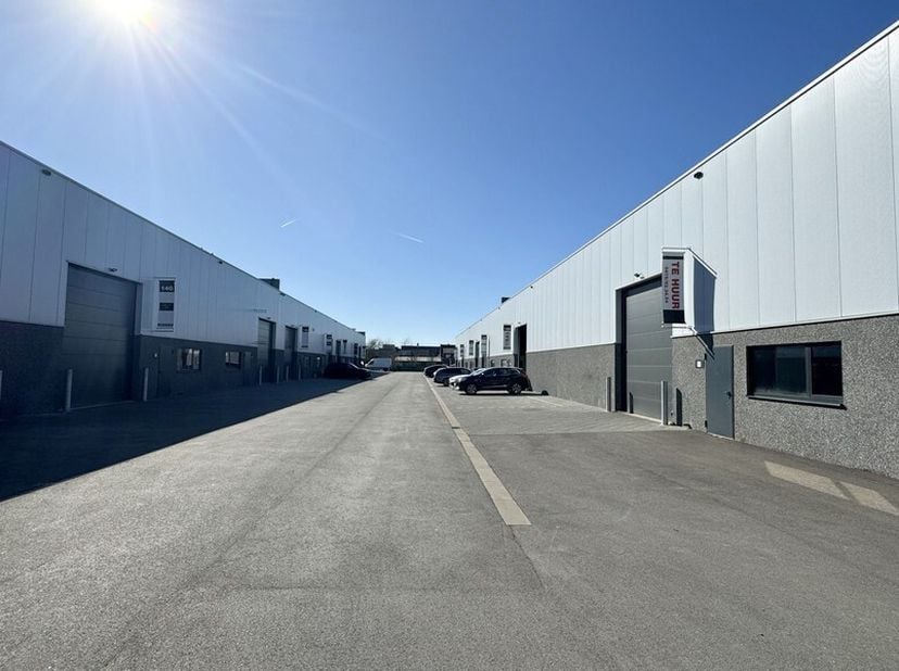 200m² de nouveaux entrepôts<br />
Emplacement : sortie E19 à 4,5km ; arrêt de bus à 350m<br />
Spécifications : porte sectionnelle automatique (4m x 4