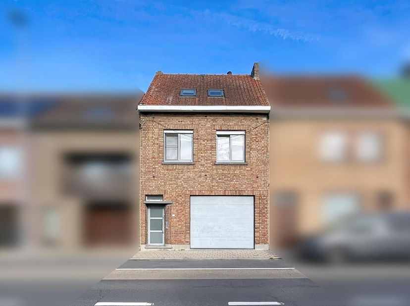 MAISON PRÊTE À EMMÉNAGER - <br />
<br />
Cette charmante maison est entièrement prête à emménager et offre une disposition pratique avec de nombreuses