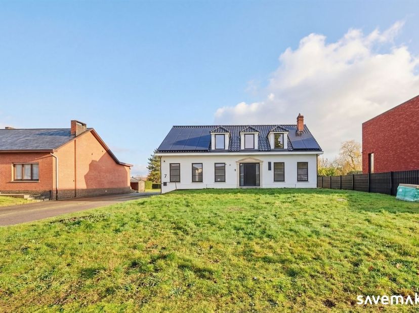 Hier bevinden we ons in 1 van de mooiste lanen van Leopoldsburg, vlakbij de natuur.<br />
<br />
Deze villa werd recent vernieuwd en is technisch vo