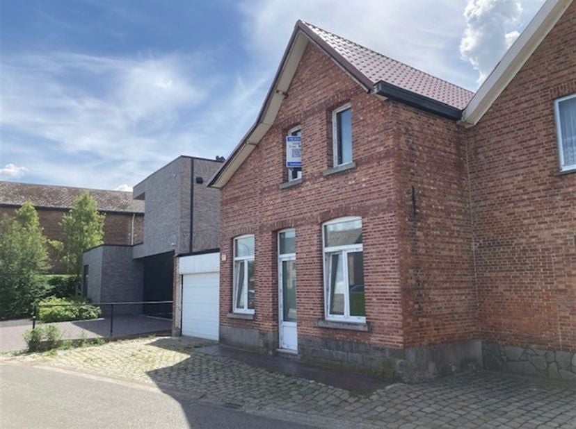 Woning met inpandige garage te centrum Putte. <br />
<br />
<br />
De woning is gelegen in de Daliastraat 7 te Putte, in een aangename en rustige w