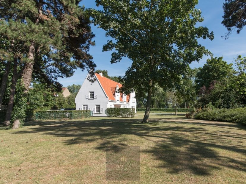 In de gegeerde en exclusieve Simli-wijk van Nieuwpoort-Bad bevindt zich deze bijzondere villa, die met haar uitzonderlijke ligging en royale perceel v