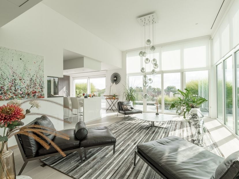 Dit uitzonderlijk ruime en luxueus afgewerkte penthouse combineert een royale woonoppervlakte van maar liefst 234 m² met prachtige terrassen van in to