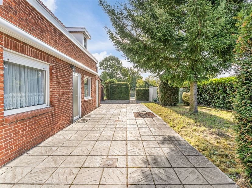 Te renoveren woning op toplocatie te Achel <br />
Deze open bebouwing, daterend van 1950, biedt heel wat mogelijkheden voor wie op zoek is naar een ch