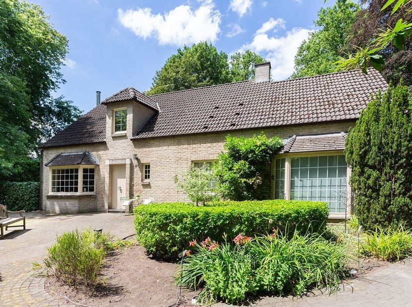 In de rustige en groene Sint-Amelbergalei in Schoten bevindt zich deze charmante vrijstaande woning op een uitzonderlijk perceel van 2.180 m². Hier wo