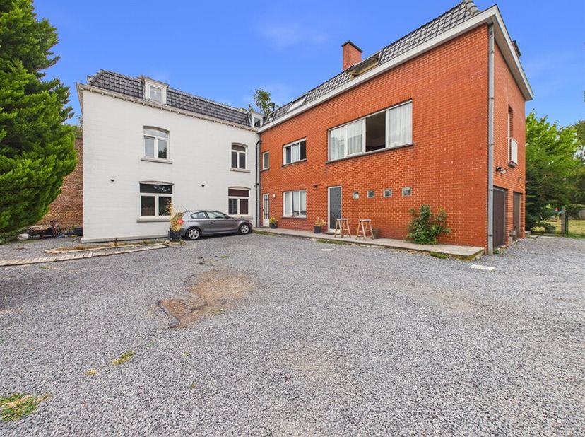 Découvrez cet ensemble immobilier composé de deux appartements, dune maison et de deux garages, idéalement situé à Tournai. Lensemble est actuellement