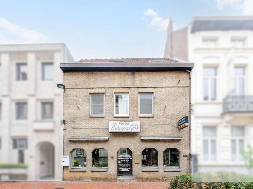 TOPLIGGING Ruime handelswoning met woonst en polyvalente ruimte in het centrum<br />
<br />
Deze ruime handelswoning met woonst biedt een unieke combi