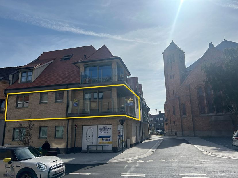 Lichtrijk hoekappartement met twee slaapkamers vlakbij het gemeentehuis van Middelkerke. Dit  appartement op de eerste verdieping heeft rondom zonnete