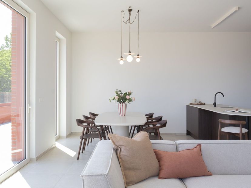 Dans le projet neuf et élégant Eilandpark à Sint-Lievens-Houtem, à distance de marche du centre, se trouve ce penthouse exclusif et fini avec des maté