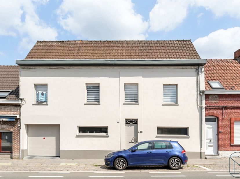 Karakteristieke woning met wellnessruimte, zwembad en tuin met bomen<br />
<br />
Dit prachtige huis is ideaal gelegen en valt op door de perfecte b