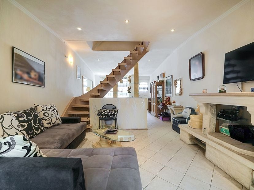 Easyhome Immobilier a le plaisir de vous présenter cette belle maison 2 façades, idéalement située en plein centre de Trazegnies, offrant 129 m² habit