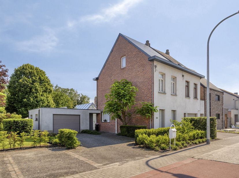 Bekijk zeker de 3D virtuele rondleiding en krijg zo nog beter een beeld van wat deze eigendom u te bieden heeft! U zult versteld staan!<br />
<br />
B