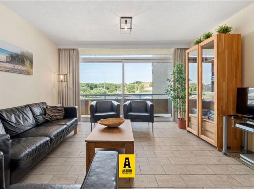 Erg verzorgd appartement met de hele dag zon en prachtige open zichten! Gelegen op de 3de verdieping van de uitermate verzorgde residentie Astrid, te