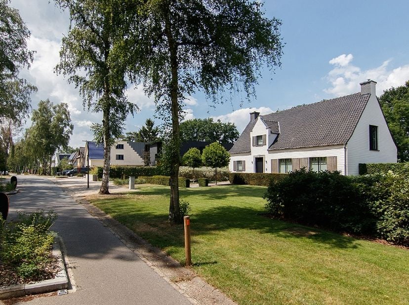 Prachtige, statige villa op een perceel van maar liefst 31 aren 43 centiaren in de groene omgeving 'Berkenveld', op fietsafstand van het Hasseltse sta