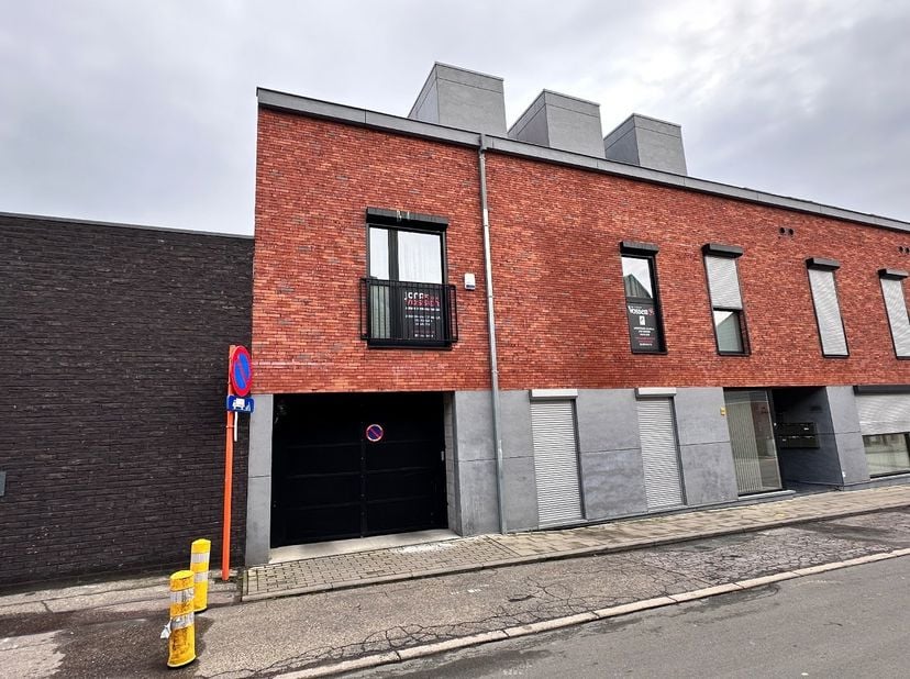 Veilige parkeerplaats op wandelafstand van het centrum van Tongeren. De parkeergarage is goed bereikbaar en biedt een veilige omgeving voor je auto. B