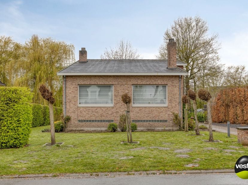 Gelegen in de gegeerde villawijk Henegauwberg, één van de meest prestigieuze woonomgevingen van Hasselt, bevindt zich deze karaktervolle villawoning/l