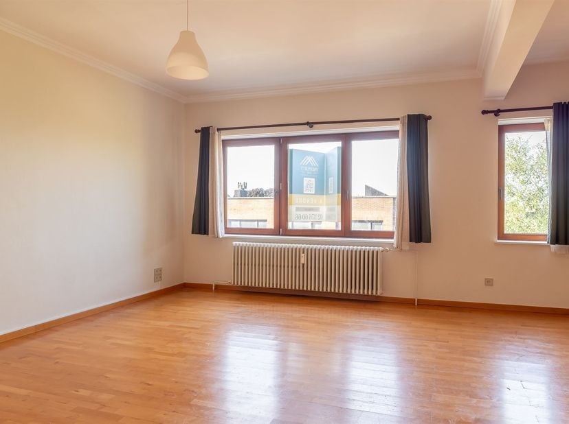 Property One, uw vastgoedpartner in Ukkel, biedt u een licht duplex/penthouse aan, ideaal gelegen in de buurt van winkels, openbaar vervoer (station C