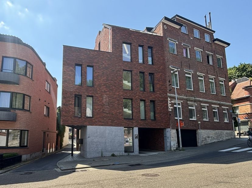 Op een uitstekende locatie in het bruisende centrum van Leuven bevindt zich deze gemeubelde studentenkamer +/- 17,50 m² met eigen sanitair en fietsens