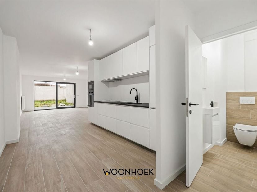 Deze luxueus gerenoveerde woning (2026) combineert een hoogwaardige afwerking met een doordachte indeling en een uitstekende energieprestatie. Dankzij