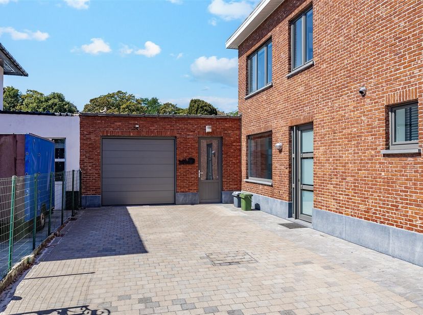 Bent u op zoek naar een instapklare woning met 3 slaapkamers, garage en een centrale ligging in Moerbeke? Dan is deze woning zeker een bezoek waard!<b