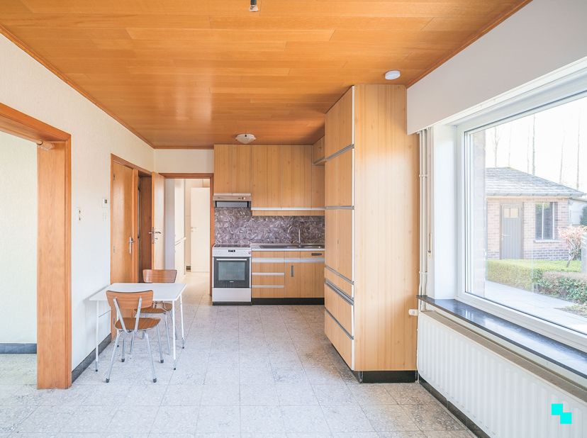 Deze te renoveren woning is gelegen op een perceel van 1.827 m² en beschikt over een bewoonbare oppervlakte van ca. 152 m². De ligging is bijzonder gu