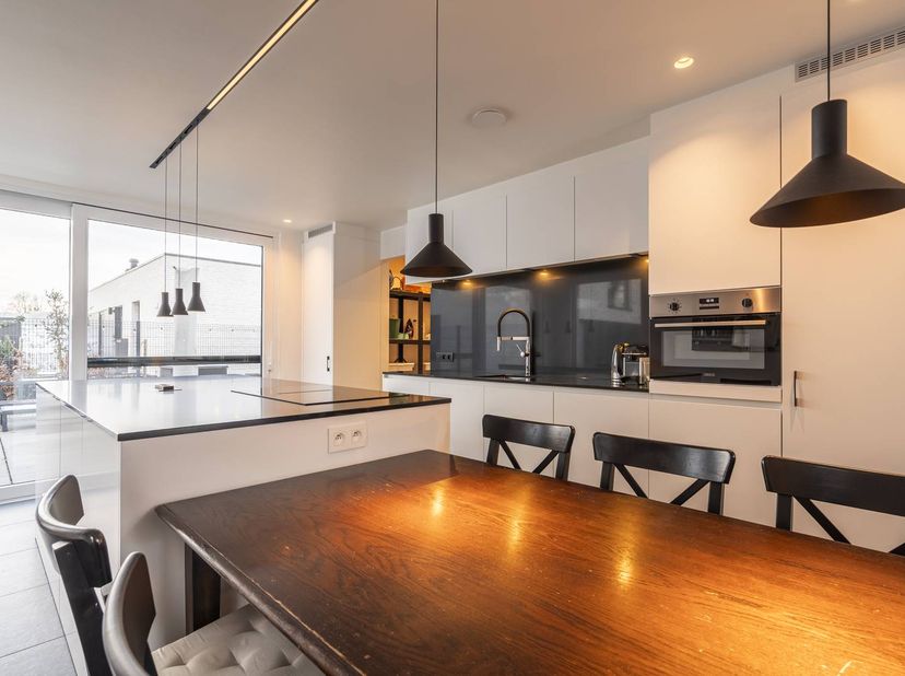 Deze energiezuinige woning is instapklaar en voorzien van alle nieuwe technieken: vloerverwarming, ventilatiesysteem D, domotica, zonnepanelen... Een