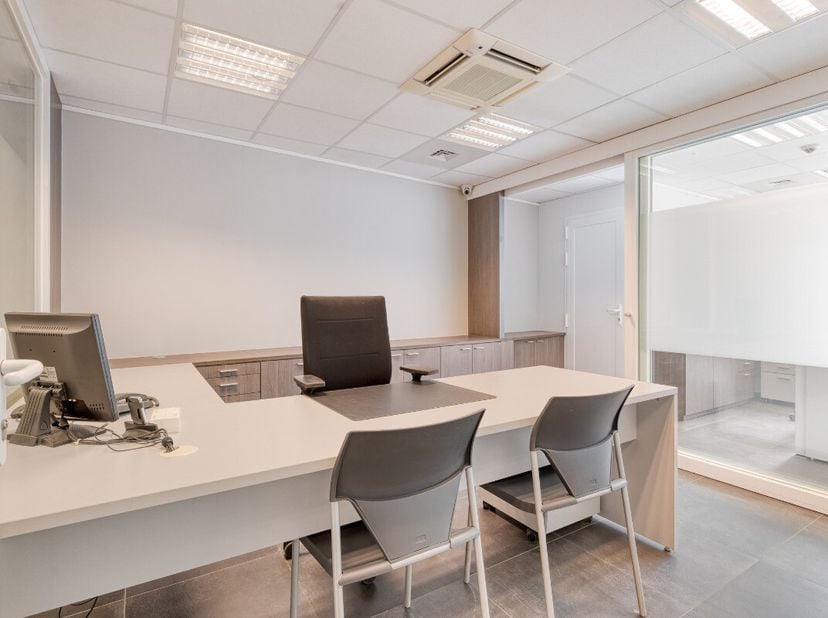 Instapklare handelsruimte van ca. 150 m² te koop in centrum van Waregem Bent u op zoek naar een professionele locatie voor uw onderneming? Deze instap