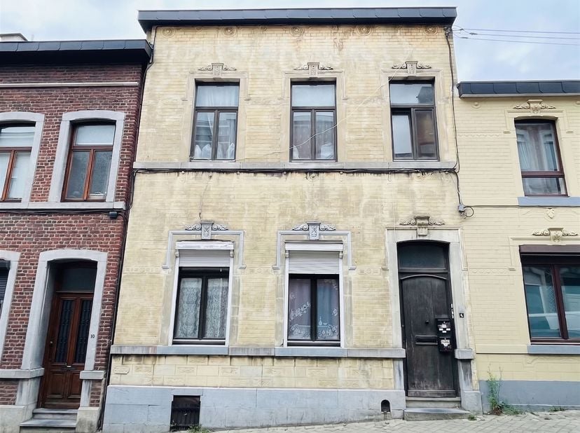 Dans le quartier Saint-Laurent, proche des axes routiers et de tous les commerces de proximité, une maison unifamiliale à réhabiliter qui offre de nom