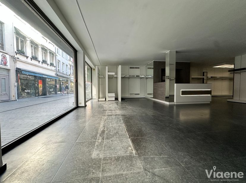 Bedrijfsvastgoed te koop in Christinastraat 59,
                    8400 Oostende