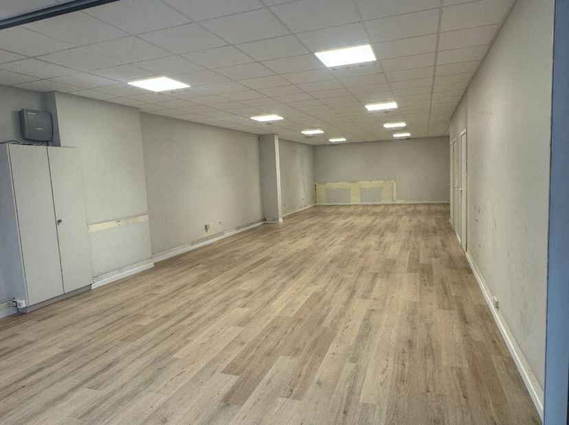 Au centre de Waregem, près de l'Hippodrome, vous trouverez cet espace de bureau de plain-pied à vendre.Aménagement : espace de bureau +/- 100 m², cuis
