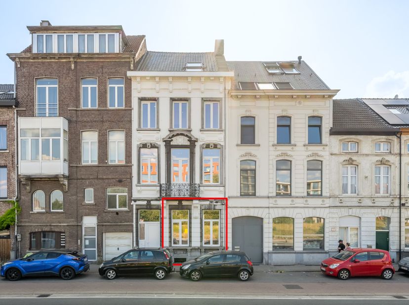 Aan Dok-Zuid 10/11/12 te Gent bieden wij dit stijlvolle gelijkvloers appartement aan, gelegen in een majestueuze herenwoning die in 2025 een complete