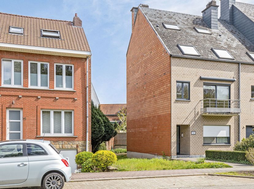 Terrain à bâtir d'une superficie de 1a69 situé au calme pour la construction d'une maison moderne à deux façades.<br />
Ce terrain à bâtir est situé d