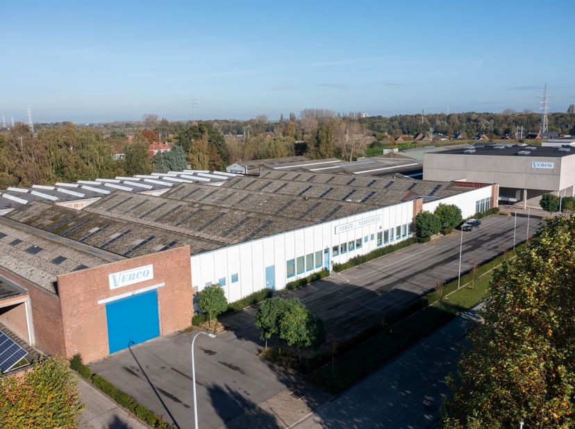 Deze indrukwekkende site omvat een productiehal van 6.540 m², extra opslaghallen van 2.440 m² en een modern nieuwbouwmagazijn (2015) met twee verdiepi