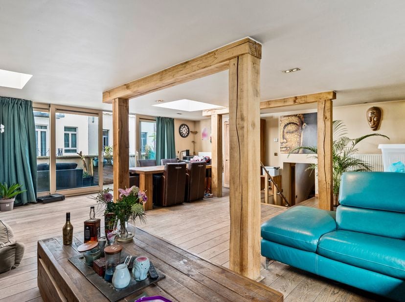 En plein cœur historique d’Anvers se trouve ce superbe appartement. À seulement quelques pas de lieux emblématiques tels que la Groenplaats, la Grand-