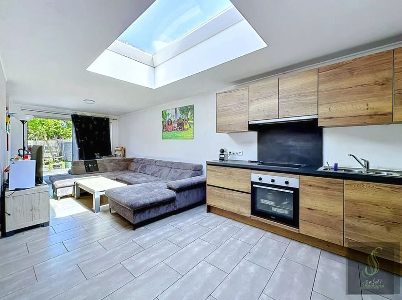 *** VENDU !***<br />
Située à Leval-Trahegnies, rue dAnderlues, cette maison offre une base saine et un beau potentiel après finitions.<br />
Le rez-d
