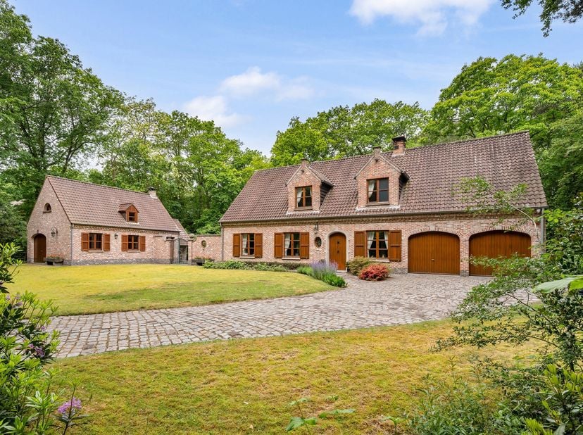 Charmante landelijke villa met bijgebouw op prachtig perceel in Essen Heikant<br />
Deze karaktervolle villa in landelijke stijl is gelegen op een moo