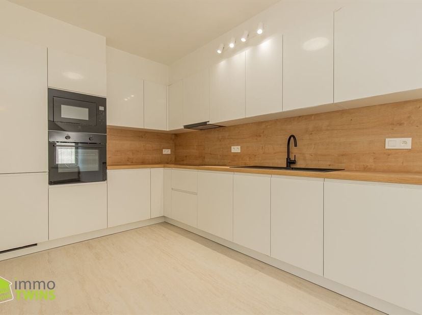 Ruim totaal gerenoveerd appartement van 119 m² met terras, staanplaats en garage te Appels bij Dendermonde. Op een uitstekende locatie aan de stadsran